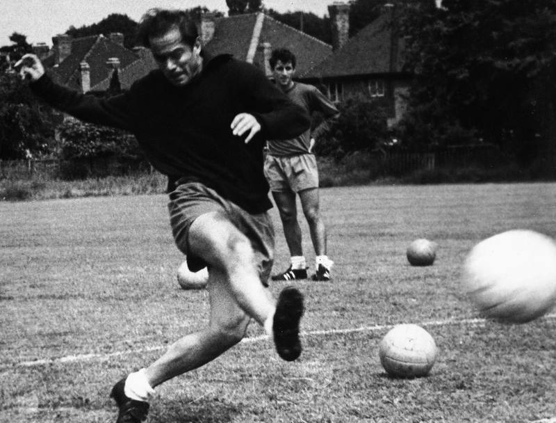 Suarez impegnato in allenamento con la nazionale spagnola a Birmingham prima dei Mondiali del 1966 (Ap)